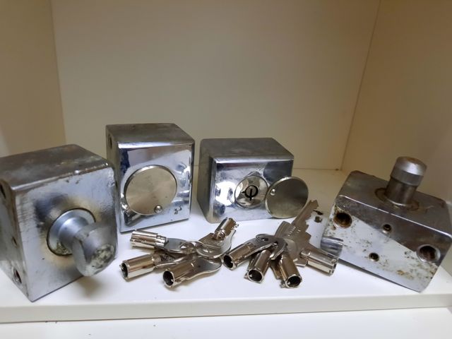 Cerradura seguridad suelo persiana loca