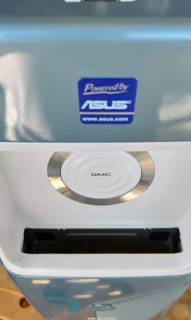 Columna ordenador de sobremesa co alimentación