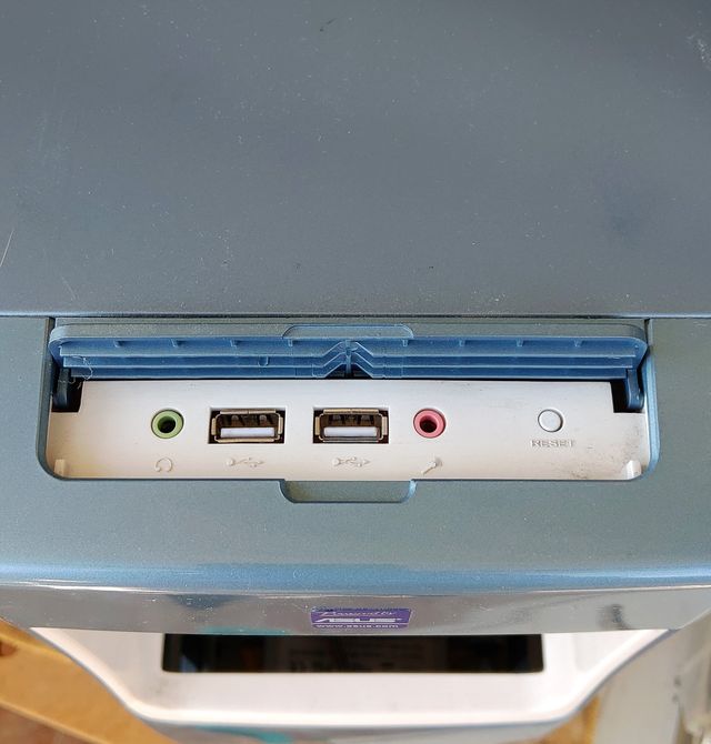 Columna ordenador de sobremesa co alimentación