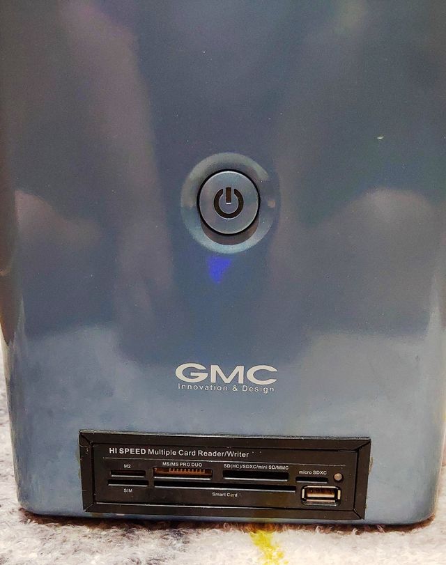 Columna ordenador de sobremesa co alimentación