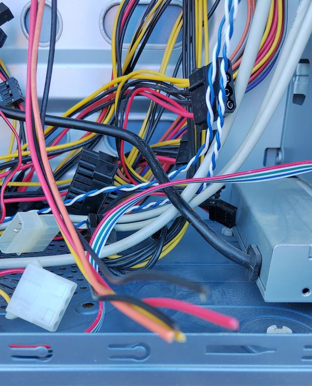 Columna ordenador de sobremesa co alimentación