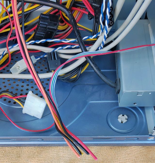 Columna ordenador de sobremesa co alimentación