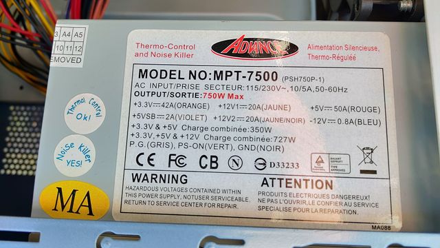 Columna ordenador de sobremesa co alimentación