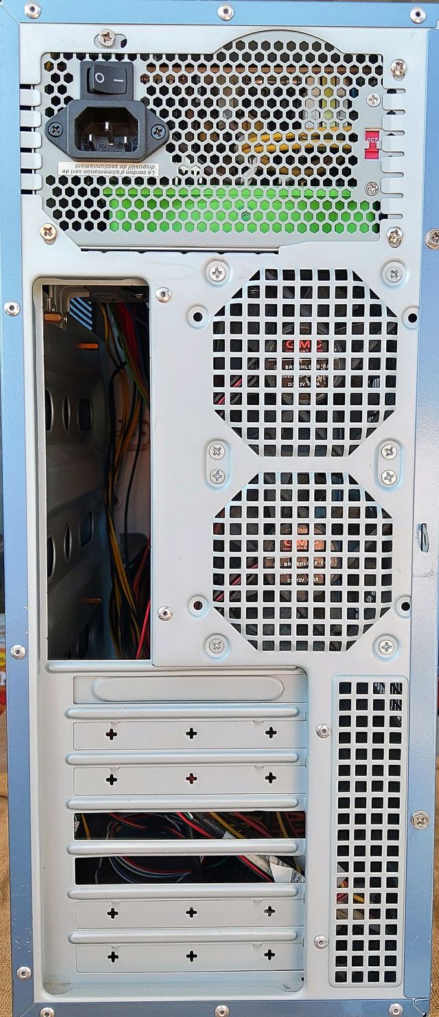 Columna ordenador de sobremesa co alimentación