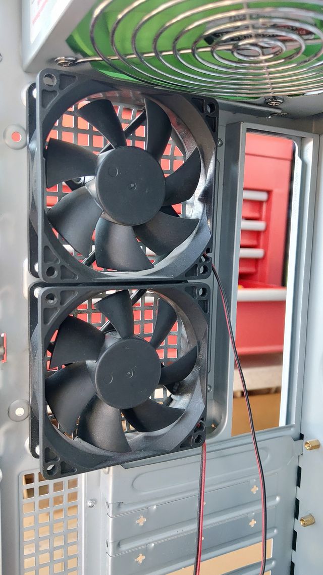 Columna ordenador de sobremesa co alimentación