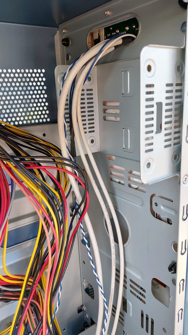 Columna ordenador de sobremesa co alimentación