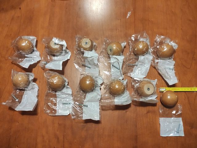 12 Pomos de roble barnizados con su tornillo.