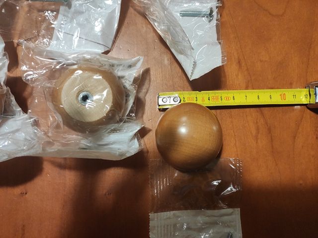 12 Pomos de roble barnizados con su tornillo.