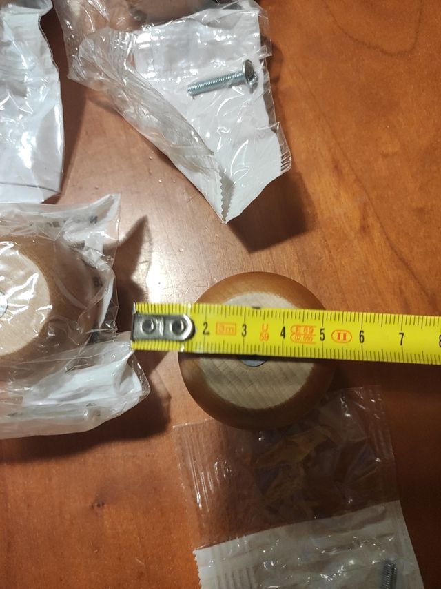 12 Pomos de roble barnizados con su tornillo.