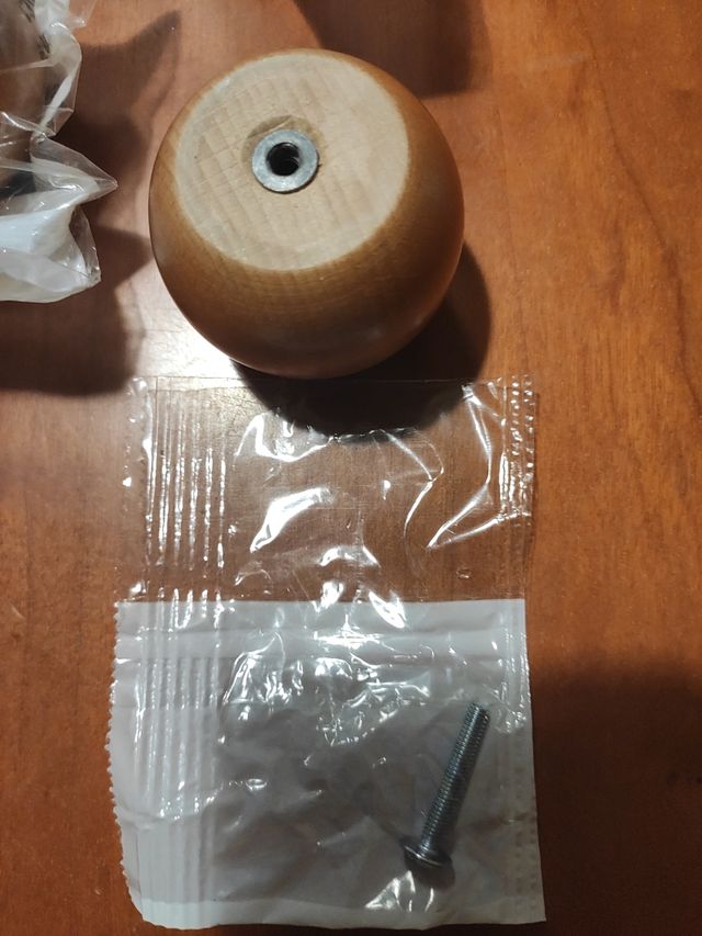 12 Pomos de roble barnizados con su tornillo.