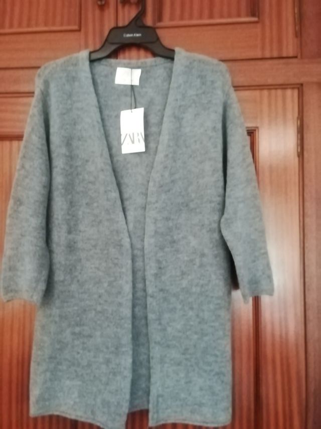 pantalón vaquero +chaqueta de punto larga