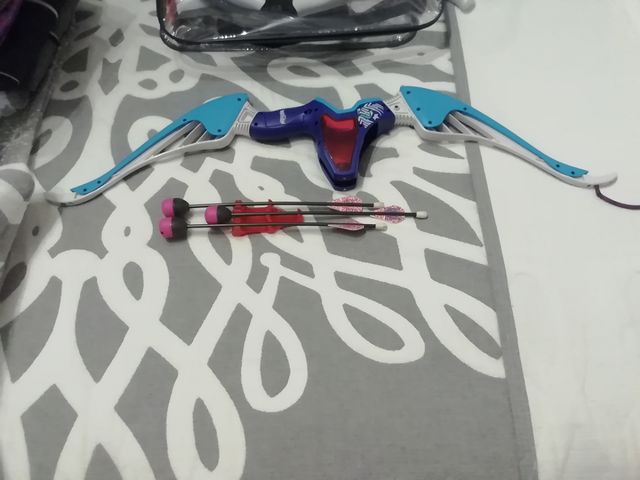 Arco, y dos pistolas Nerf muy nuevas+regalo