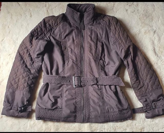 Cazadora marrón, de Zara.