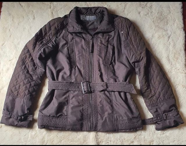 Cazadora marrón, de Zara.
