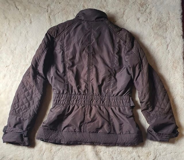 Cazadora marrón, de Zara.