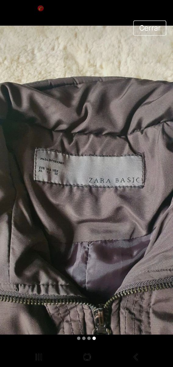 Cazadora marrón, de Zara.
