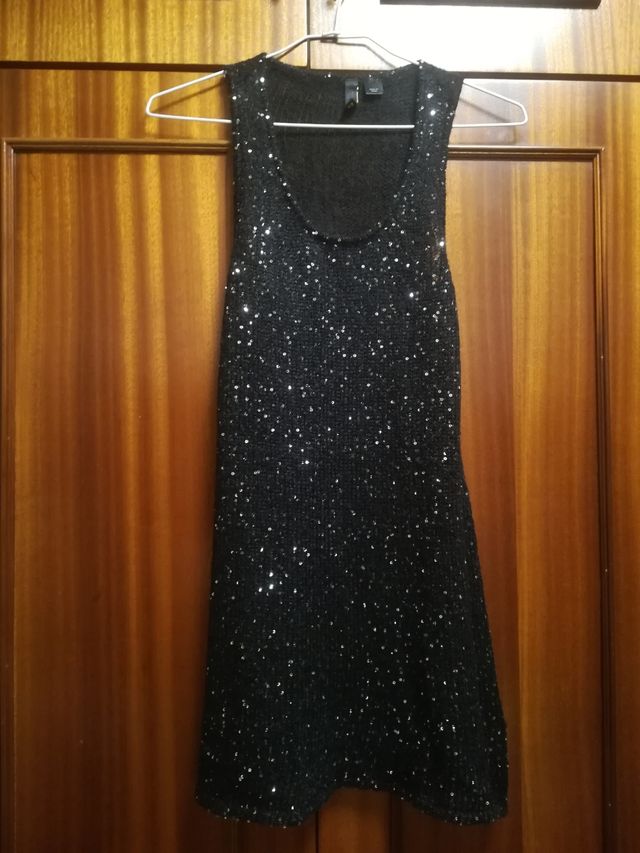 Vestido negro de punto con lentejuelas plateadas