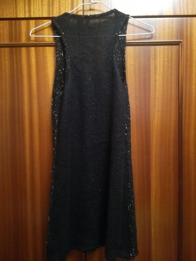 Vestido negro de punto con lentejuelas plateadas