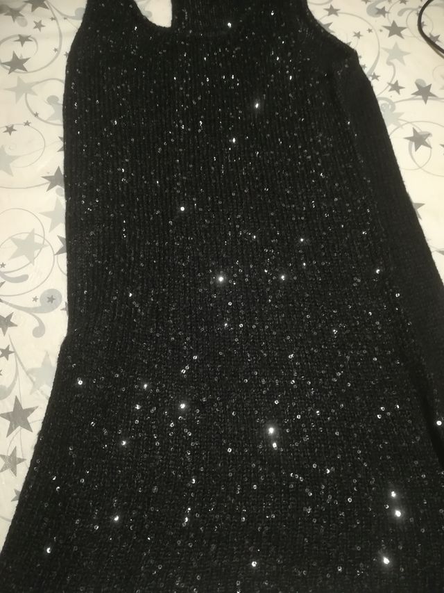 Vestido negro de punto con lentejuelas plateadas