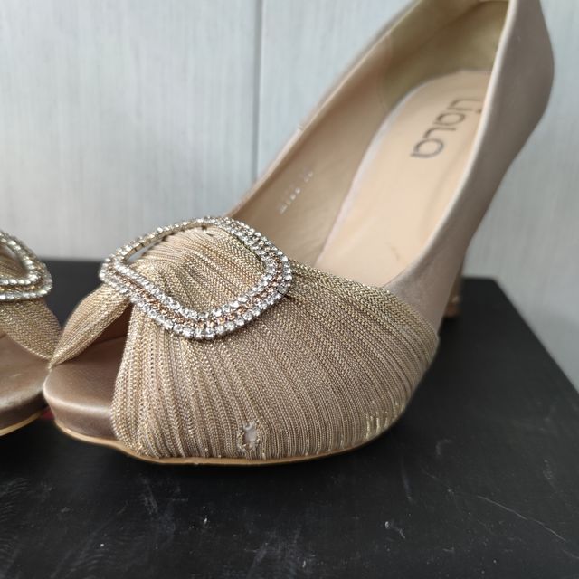 Zapatos elegantes dorados.