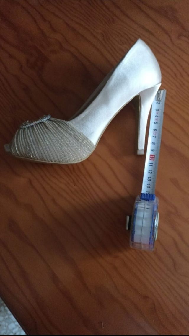 Zapatos elegantes dorados.