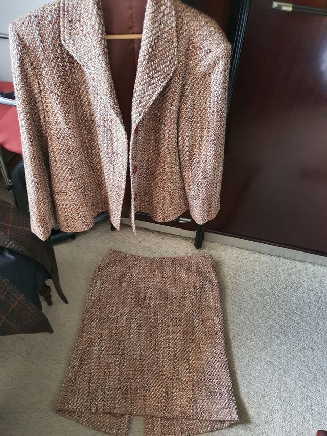 Traje de falda de espigas beige