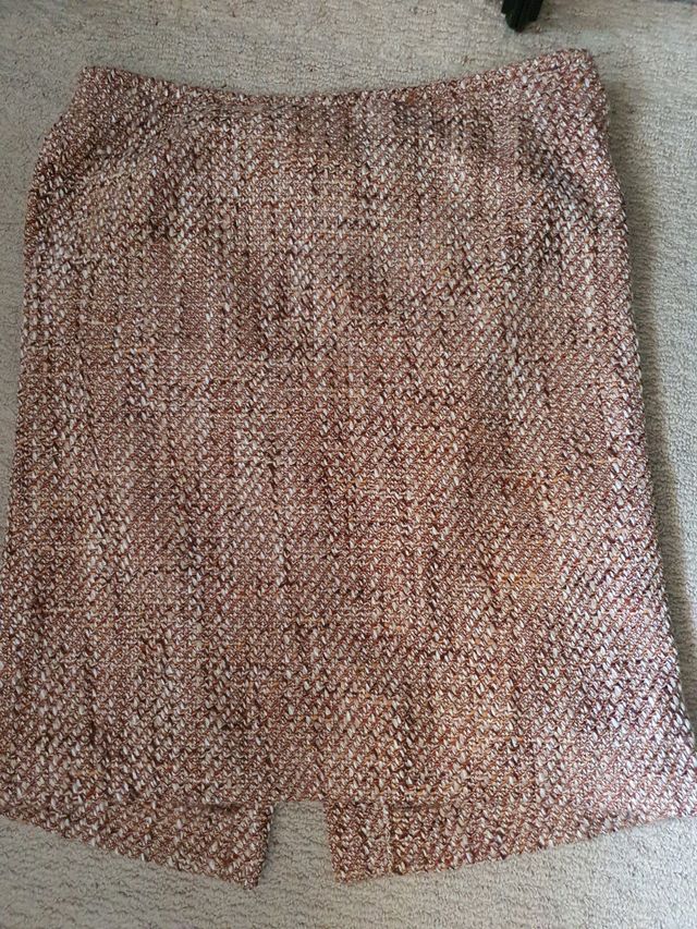 Traje de falda de espigas beige