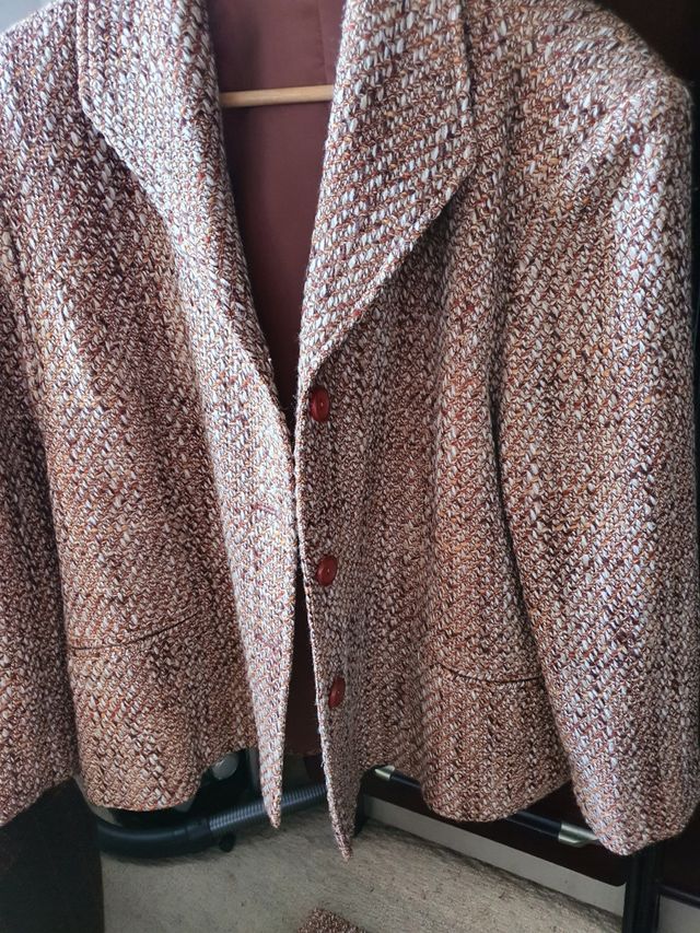 Traje de falda de espigas beige