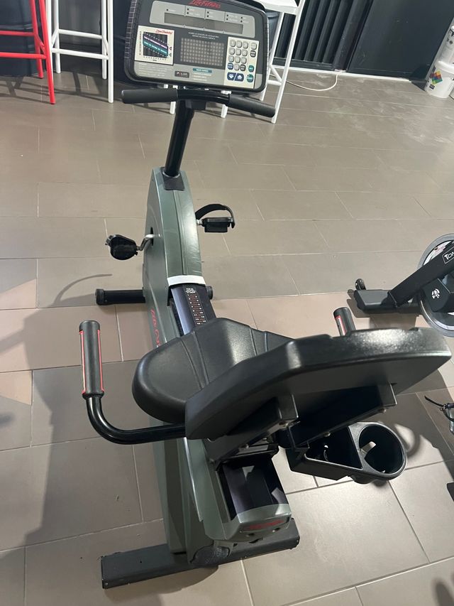 Bici reclinada life fitness