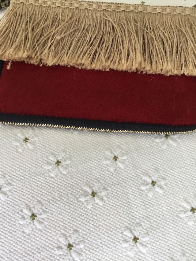 Bolsito de piel . Medida 22 x 15  cm