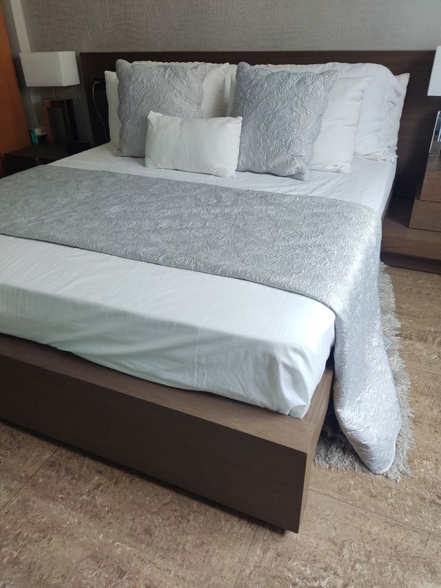 Cama de quarto de 150 em madeira de design