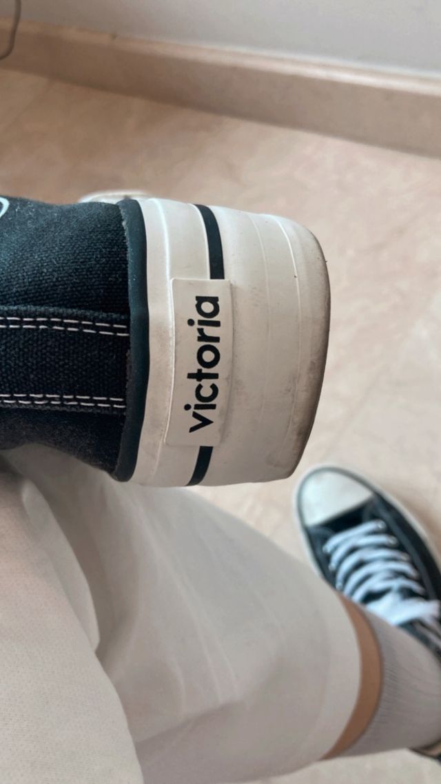 Victoria negras altas