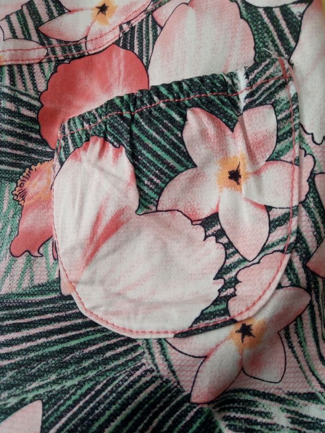 Peto de flores, rosas y fondo rosa y verde.