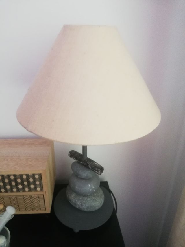 Lampara y cortinas beige