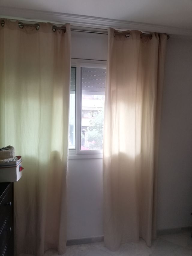 Lampara y cortinas beige