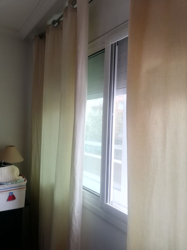 Lampara y cortinas beige