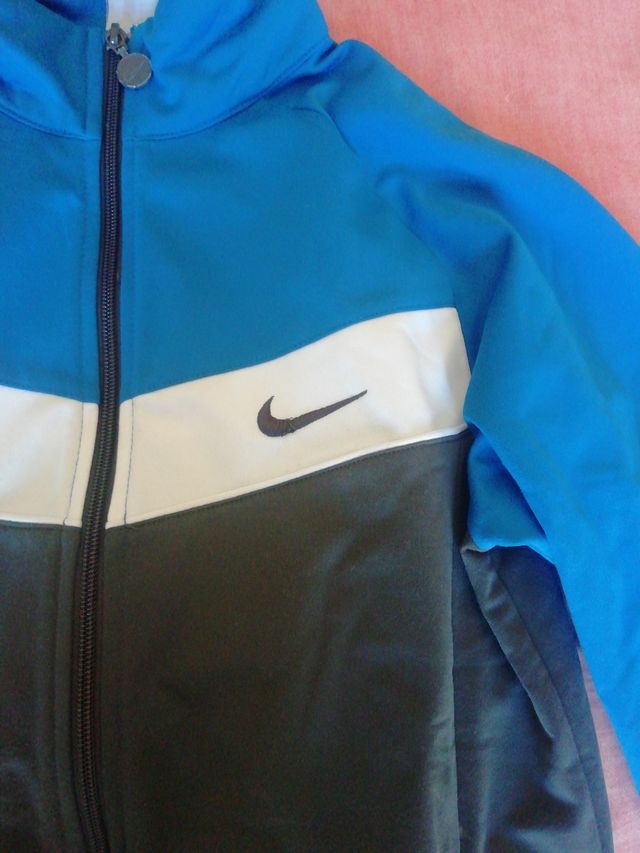 Chaqueta de chandal Nike. Talla 8-10años