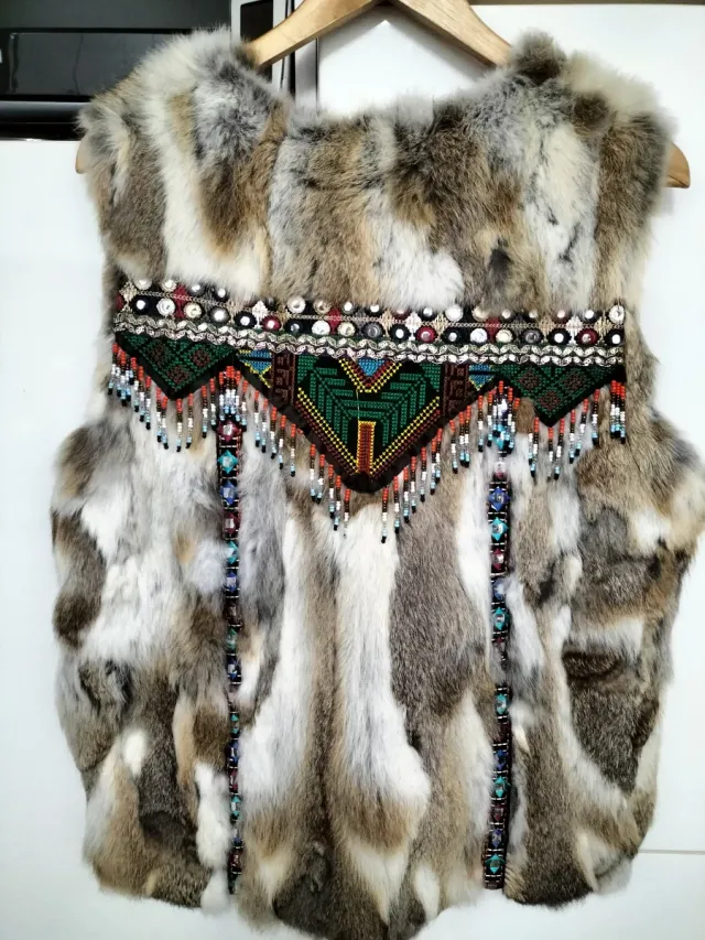 Chaleco étnico de piel