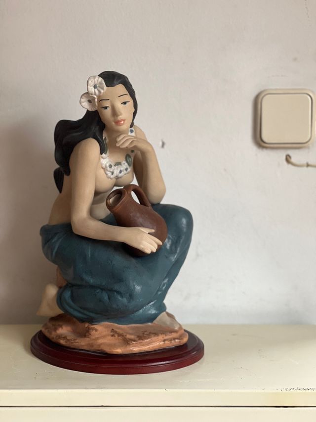 Figura mujer decoracion ceramica