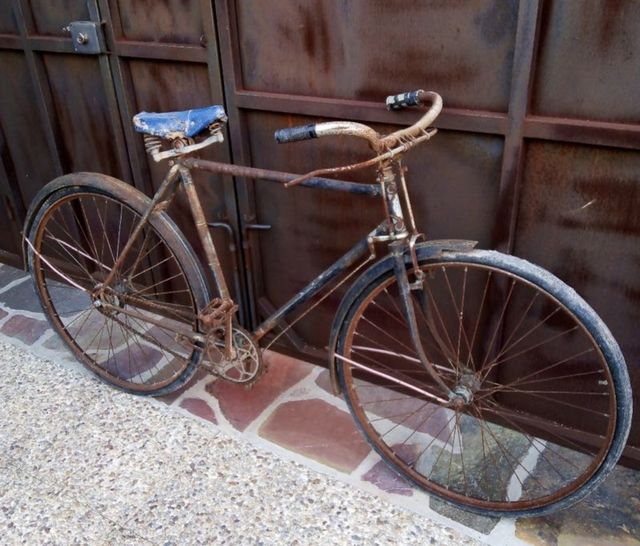 Antigua bicicleta de varillas