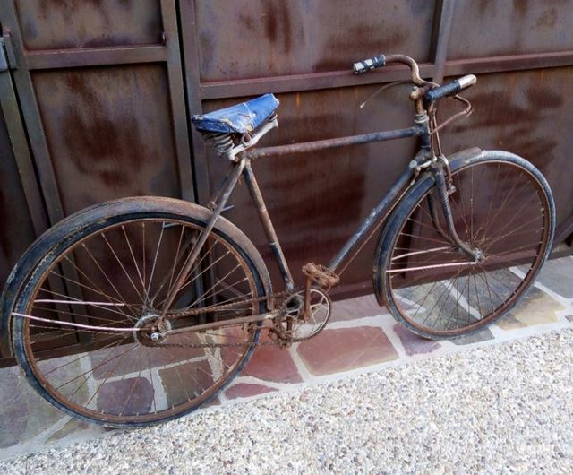 Antigua bicicleta de varillas