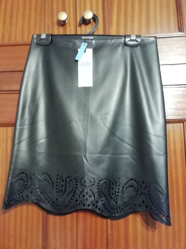 falda polipiel negro, con troquelado a estrenar