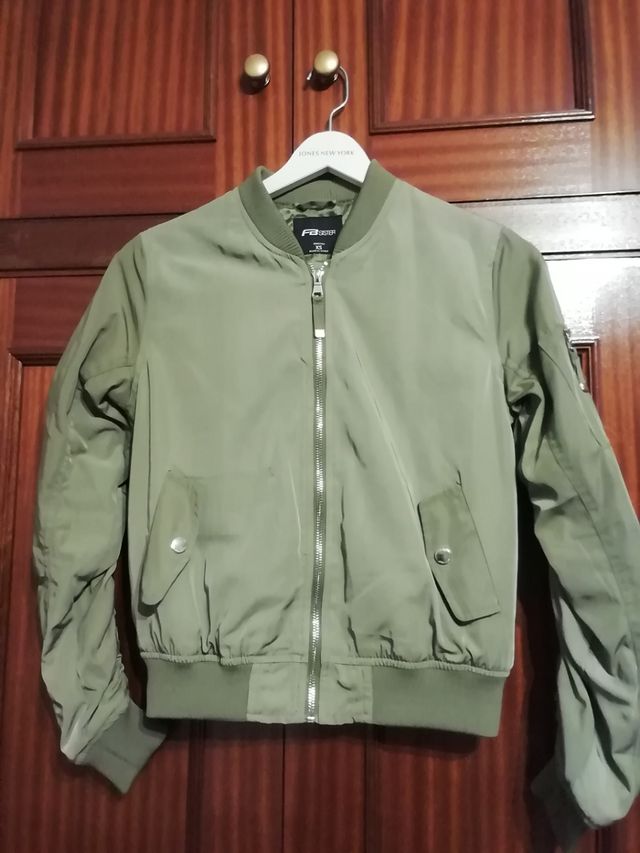 lote de falda pantalón y cazadora verde militar.