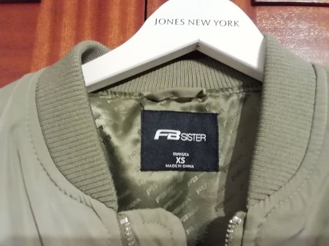 lote de falda pantalón y cazadora verde militar.