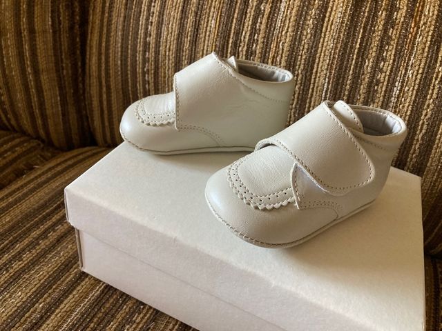 Botita bebé número 17 blanco roto