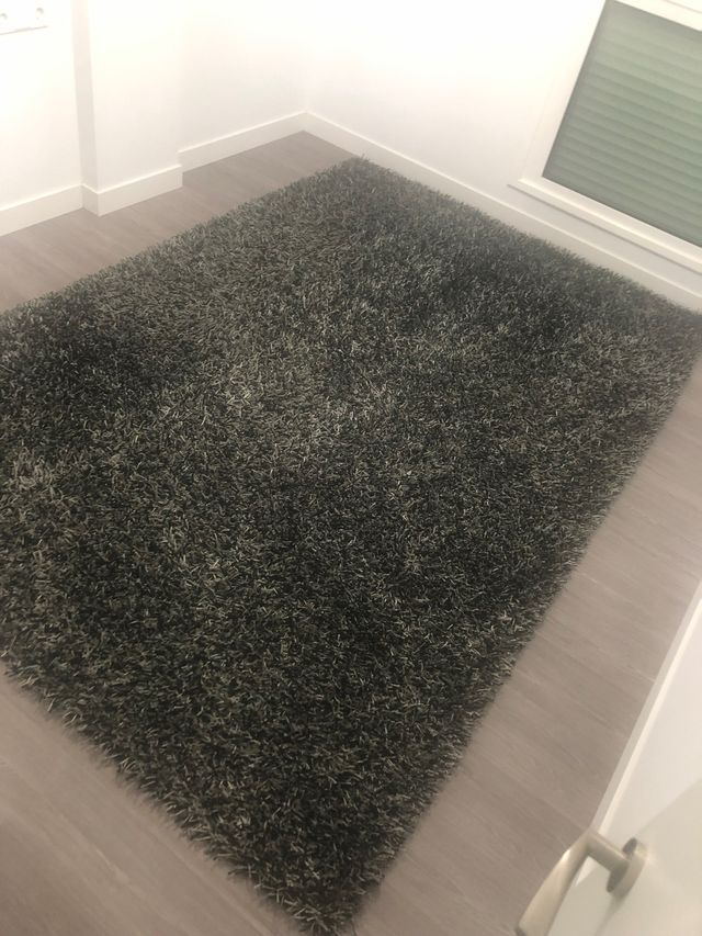 Alfombra de color negro, gris y plata