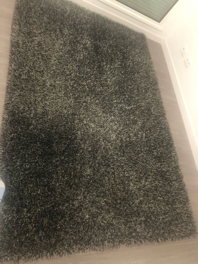 Alfombra de color negro, gris y plata