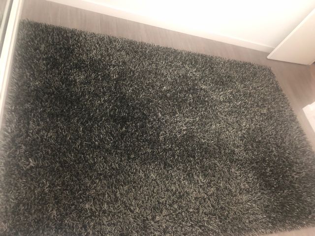 Alfombra de color negro, gris y plata