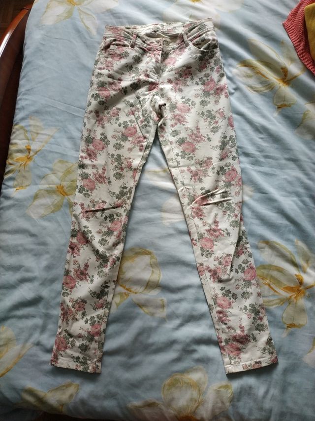 Pantalón vaquero de flores 