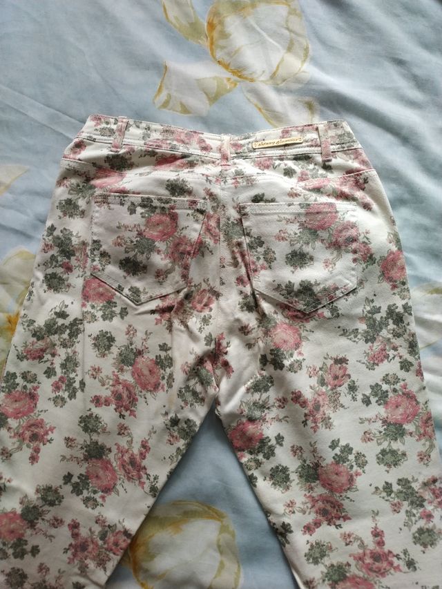 Pantalón vaquero de flores 